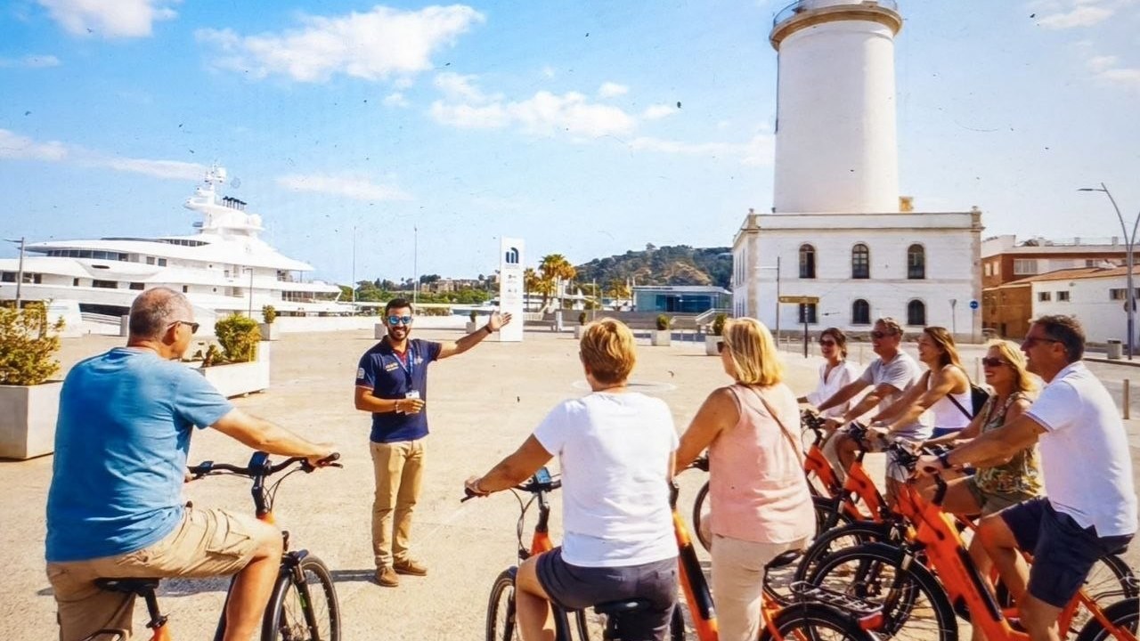 Grupo participando en una salida en bicicleta por la ciudad