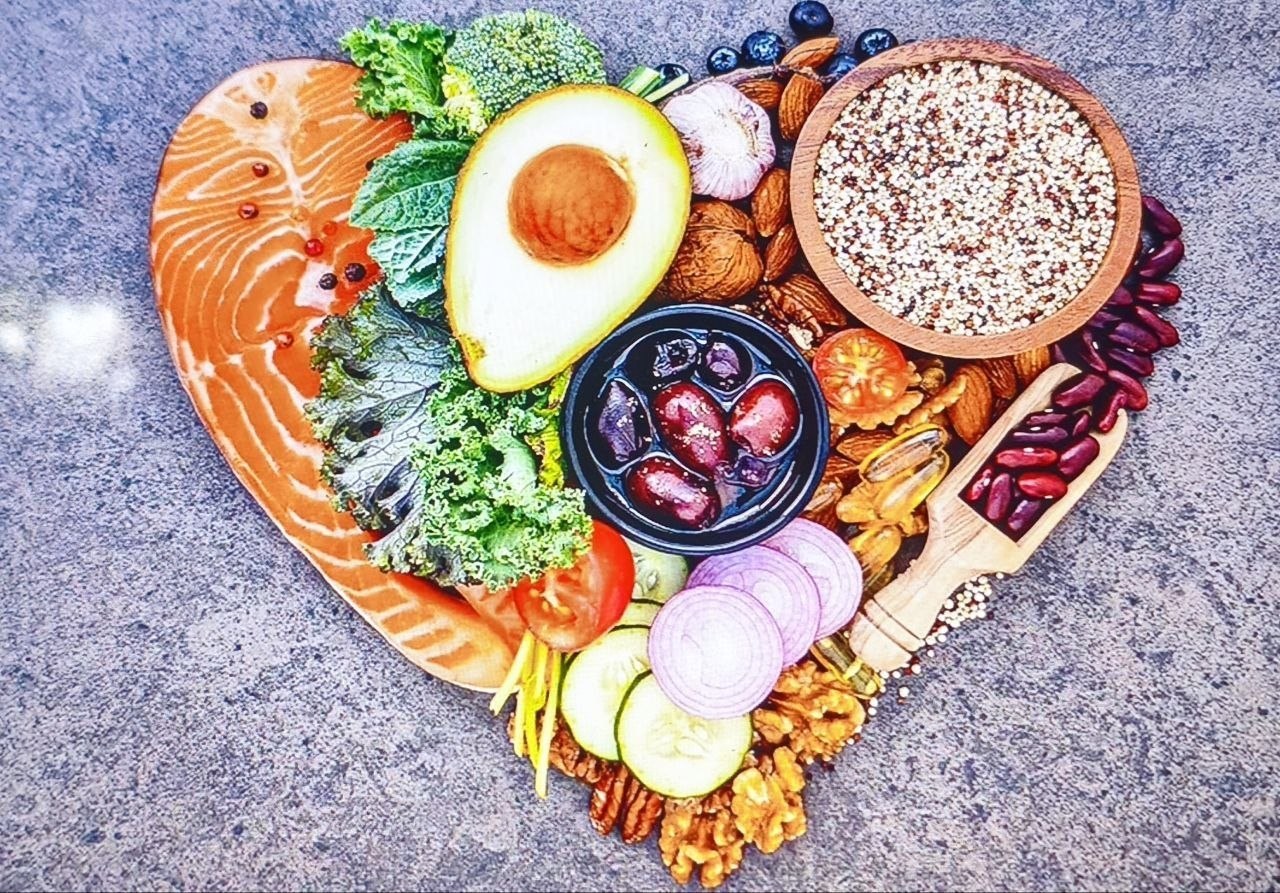 Alimentos frescos dispuestos en forma de corazón como símbolo de alimentación cotidiana