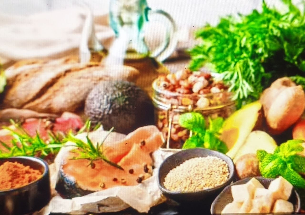 Alimentos cotidianos y frescos sobre una mesa de cocina