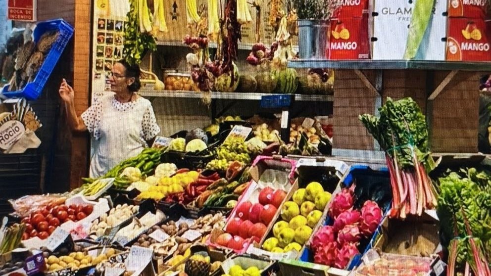 Puesto de mercado con frutas y verduras variadas
