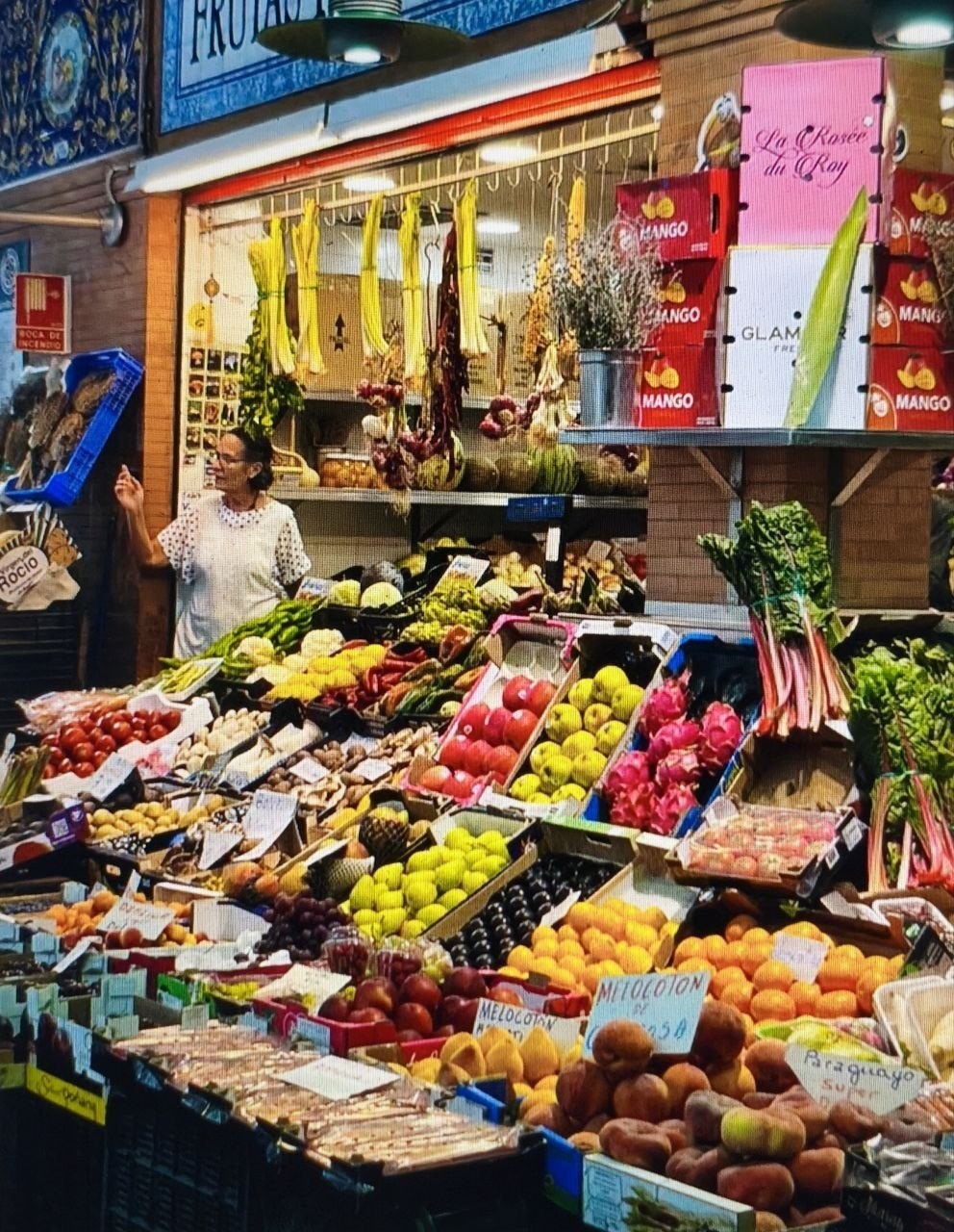 Puesto de frutas y verduras en un mercado urbano