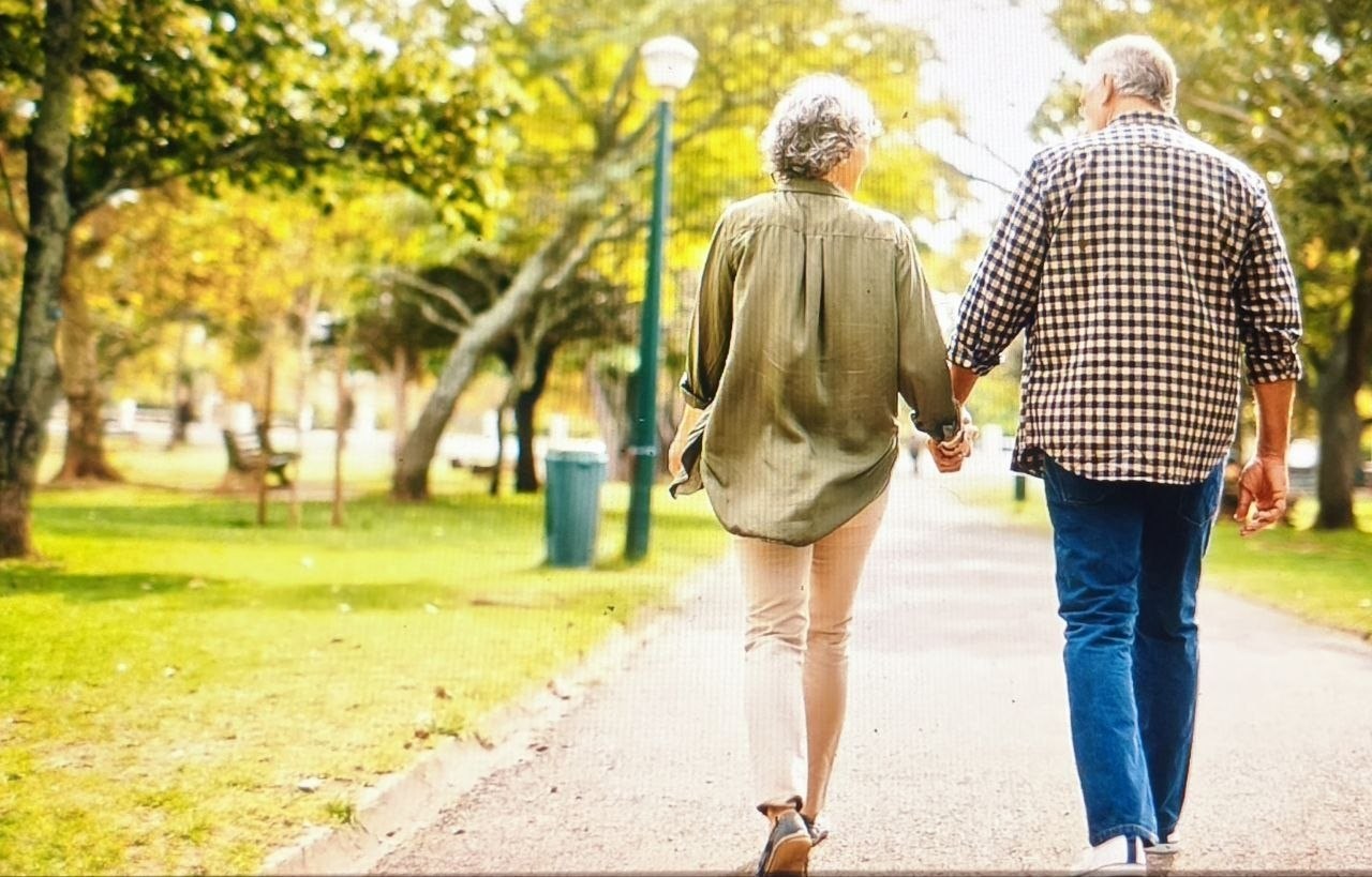 Pareja caminando por un parque luminoso