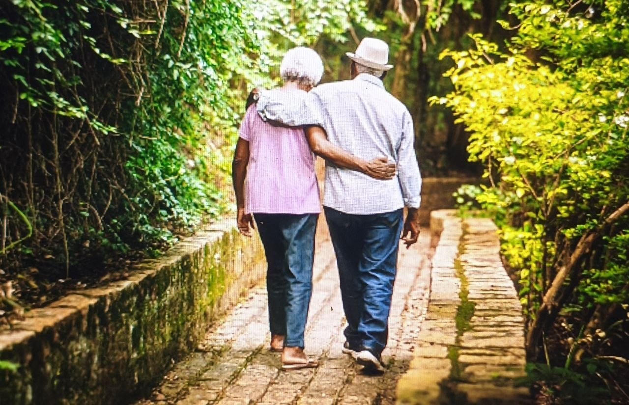 Pareja caminando por un sendero arbolado